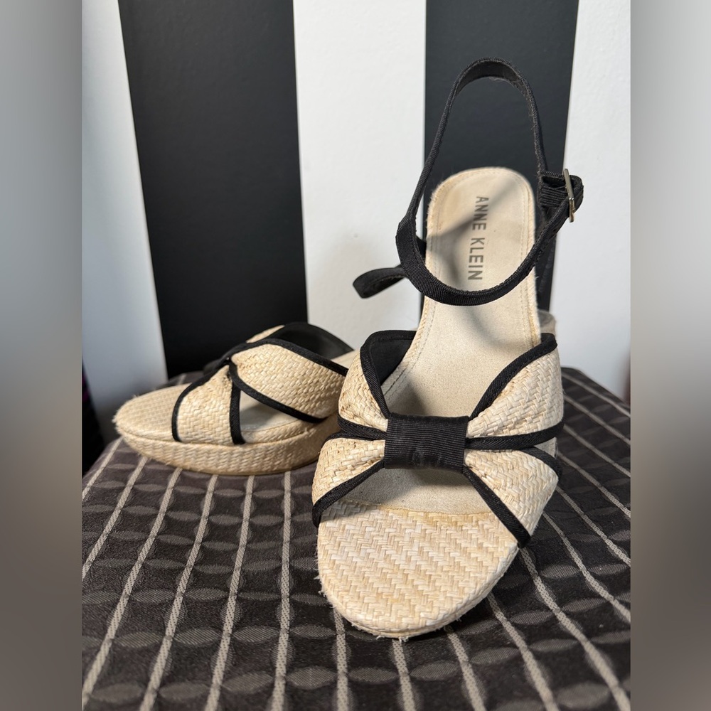 Anne Klein Natural Straw Platform Sandals with Black Trim Sz 9